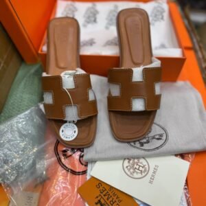 Women's Oran-style H-cutout flat sandals in brown and black