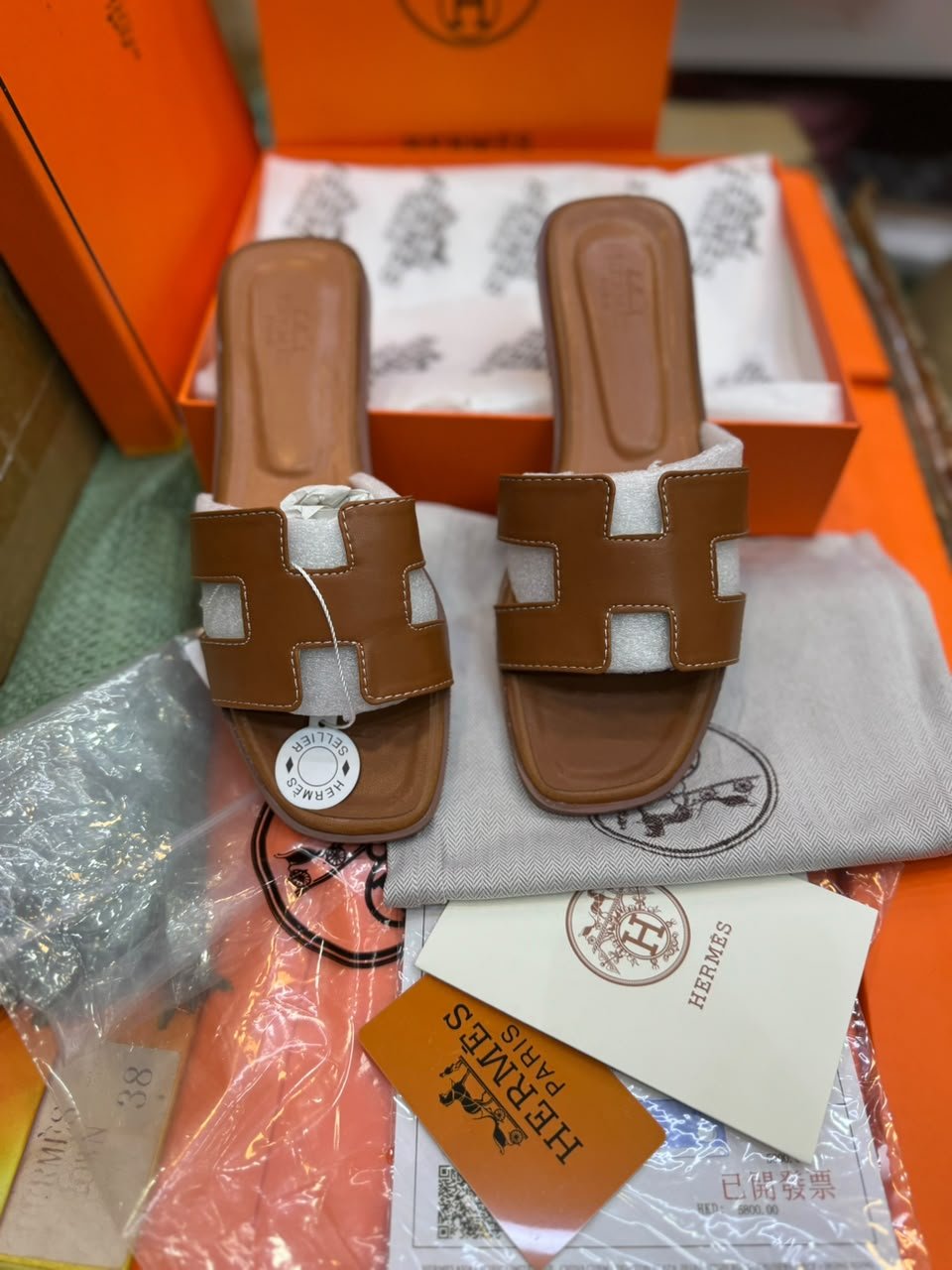 Women's Oran-style H-cutout flat sandals in brown and black
