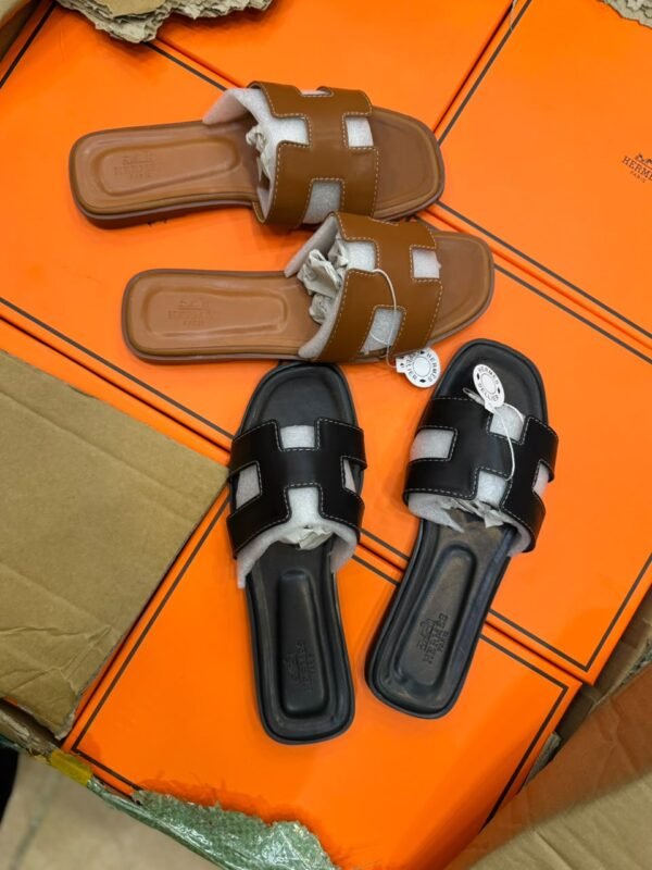 Women's Oran-style H-cutout flat sandals in brown and black